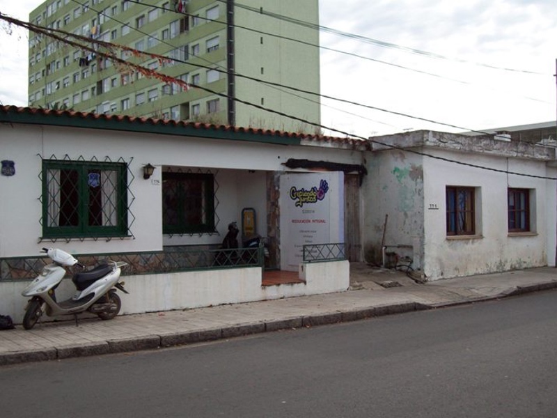 Padrón céntrico con importante frente a cuadras de la plaza