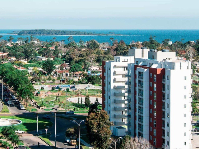 Apartamento de dos dormitorios en edificio Parque Viana
