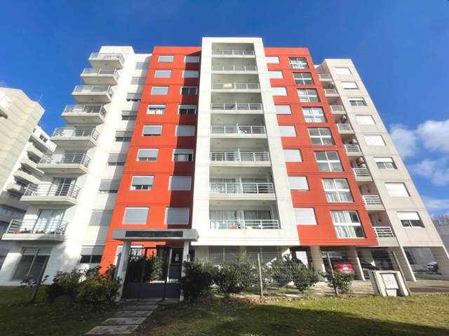 Destacado penthouse en edificio Parque Viana