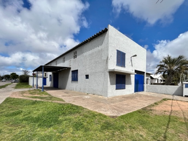 Galpón sobre avenida Francisco Martinez