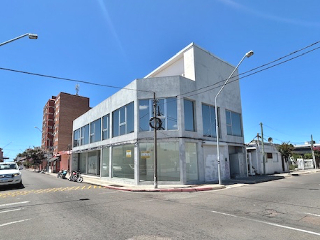 Locales comerciales a pasos de la plaza