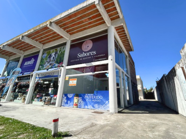 Importante local sobre avenida Joaquín de Viana