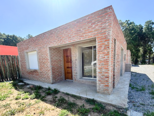 Casa de 2 dormitorios en barrio Altos de la Laguna