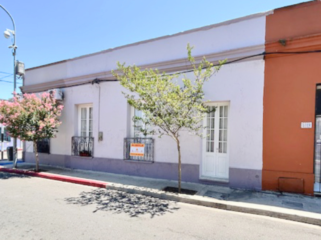 Casa de frente a la Escuela 1